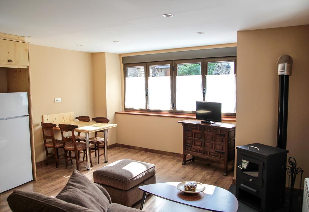 Apartamentos Snoe Mont Romies 萨拉尔杜 外观 照片